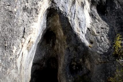 (VIDEO, FOTO) Vjeruje se da ima iscjeliteljske moći: Ovo udubljenje u stijeni liči na IKONU PRESVETE BOGORODICE sa Isusom u naručju