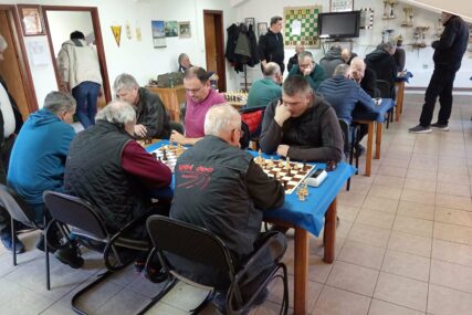 (FOTO) "Mladi treba da se okanu kafića, mobilnih telefona" U Sokocu održan tradicionalni Sretenjski turnir u šahu