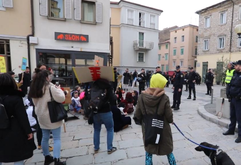 Stotine ljudi klečalo na trgu u Splitu