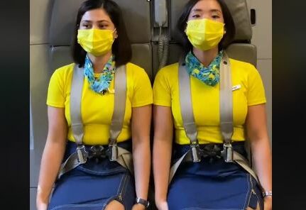 (VIDEO) Mnogi su iznenađeni: Otkriveno zbog čega stjuardese sjede na rukama