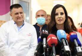 (FOTO) "Postoji li važnije mjesto od onog gdje se život rađa" Vučićeva uručila inkubator porodilištu u Banjaluci, direktor UKC Srpske zahvalan na podršci