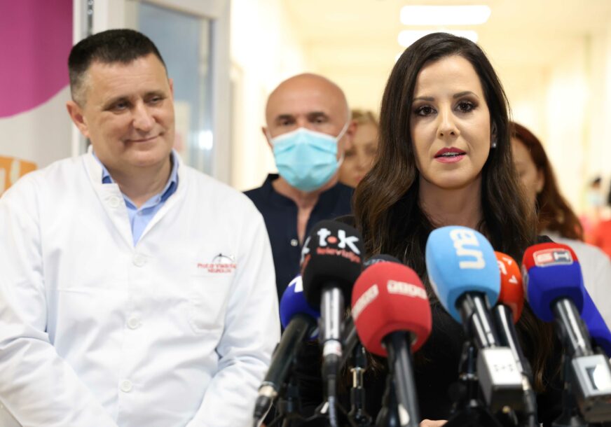 (FOTO) "Postoji li važnije mjesto od onog gdje se život rađa" Vučićeva uručila inkubator porodilištu u Banjaluci, direktor UKC Srpske zahvalan na podršci