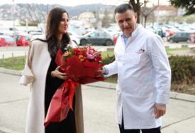 (FOTO) ĐAJIĆ TAMARU VUČIĆ DOČEKAO SA BUKETOM Prva dama Srbije posjetila UKC RS, a potom donirala inkubator Klinici za ginekologiju