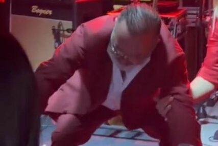(VIDEO) Toni Cetinski se skršio usred nastupa: Pjevač poljubio binu, pa jedva ustao