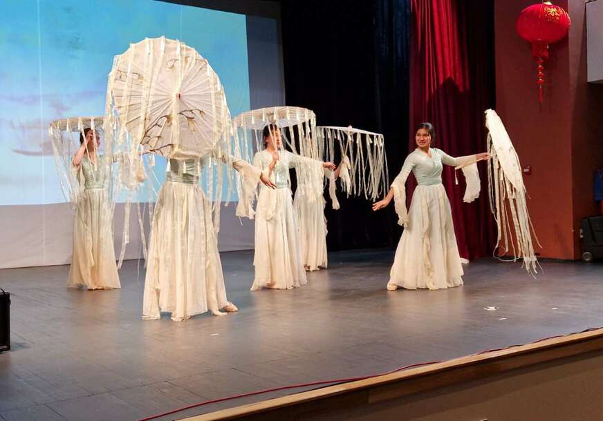 (FOTO) Kineska Nova godina obilježena u Trebinju: Studenti pripremili tradicionalni ples, muziku i narodnu nošnju