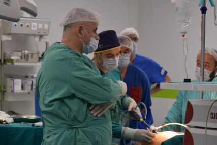 (FOTO) Prvi put u Srpskoj: Na UKC urađene operacije u tretmanu gojaznosti pacijenata