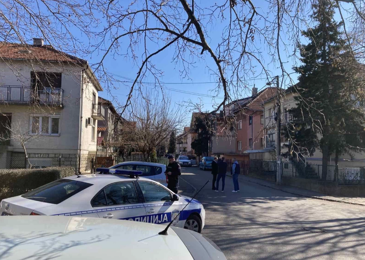 Sumnja se na pokušaj ubistva: Djevojčica (14) nožem napala oca, pa krenula da ga ubode