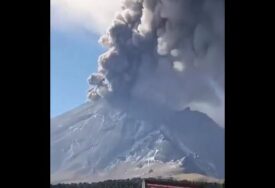 (VIDEO) Izdato žuto upozorenje: Eruptirao najpoznatiji vulkan na svijetu, stanovnicima preporučeno nošenje maski