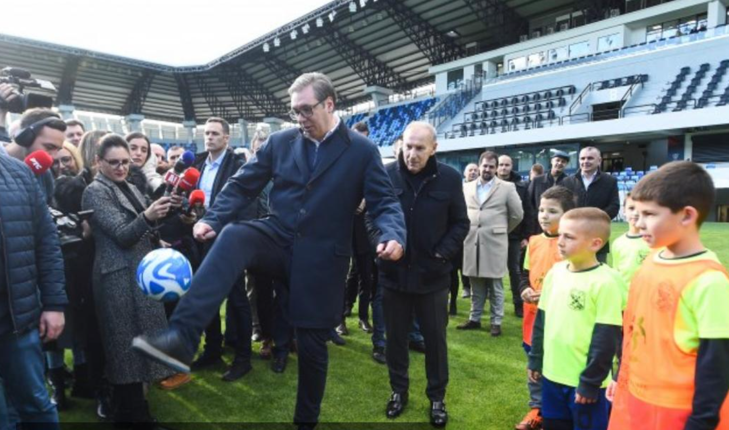 Aleksandar Vučić Crvena zvezda i Partizan reketiraju državu