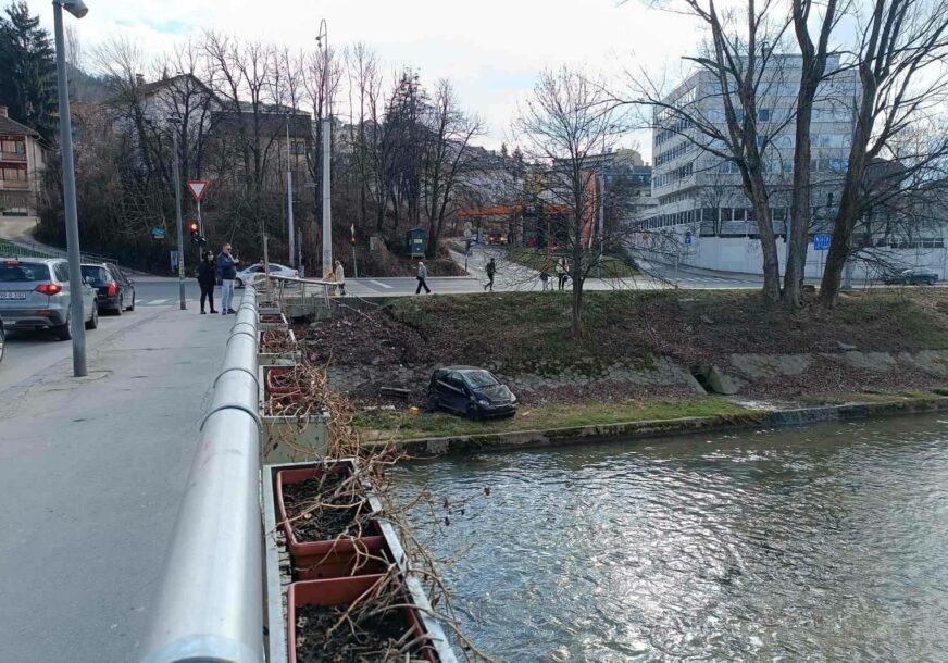 (FOTO) NESREĆA U SARAJEVU Automobilom sletio u korito rijeke Miljacke, policija i Hitna pomoć na terenu