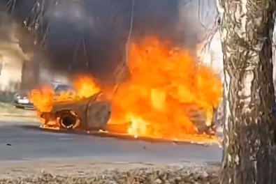 (VIDEO) Udes izazvao požar: U saobraćajnoj nesreći IZGORIO AUTOMOBIL, dim kulja na sve strane