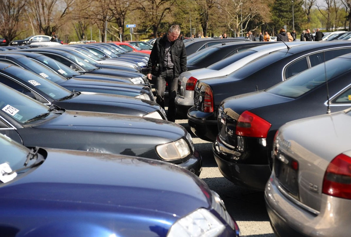 Tanke linije na zadnjem staklu automobila imaju funkciju, a evo i koju