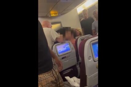 Muškarac (35) uhapšen na letu za London: Razbio toalet u avionu, pa STJUARTU SLOMIO NOS