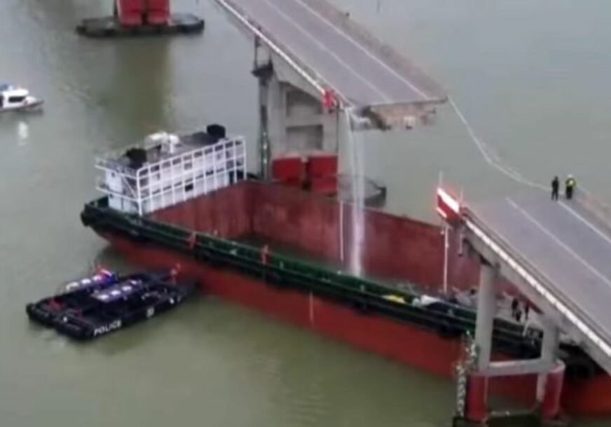 Brod srušio most