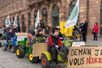 (FOTO) BUNTOVNICI OD ROĐENJA Mališani na traktorima podržali protest farmera, snimak izazvao lavinu komentara