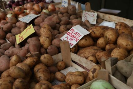 (FOTO) Zašto je ova narodna namirnica postala luksuz: Krompir pobijedio limun i banane u CJENOVNOM RATU