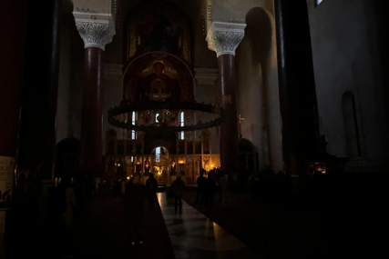 (FOTO) Nesvakidašnja scena na liturgiji: Sveštenici upalili svijeće koje obasjavaju crkvu iz različitih uglova