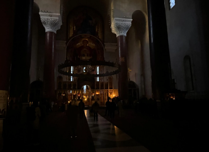 (FOTO) Nesvakidašnja scena na liturgiji: Sveštenici upalili svijeće koje obasjavaju crkvu iz različitih uglova