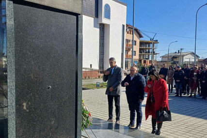 (FOTO) Položeni vijenci na Spomenik poginulim borcima: U Modriči obilježen Dan Boračke organizacije Republike Srpske