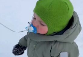 (VIDEO) "MUKICA, VUČE IZ SVE SNAGE" Roditelji pokazali kako su sina odvikli od cucle, pljušte komentari