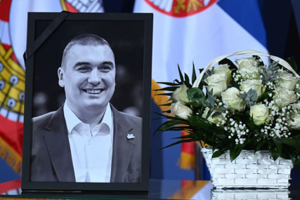 (FOTO) Suze, tuga i riječi koje slamaju srca: Srbija se oprostila od Dejana Milojevića, PORODICA NEUTJEŠNA, prijatelji i legende smogli snagu da održe govore