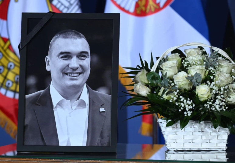 (FOTO) Suze, tuga i riječi koje slamaju srca: Srbija se oprostila od Dejana Milojevića, PORODICA NEUTJEŠNA, prijatelji i legende smogli snagu da održe govore