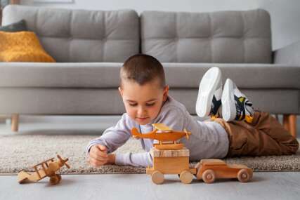 VAŽNI SAVJETI RODITELJIMA Djeca dijeljenjem igračaka uče prve društvene vještine