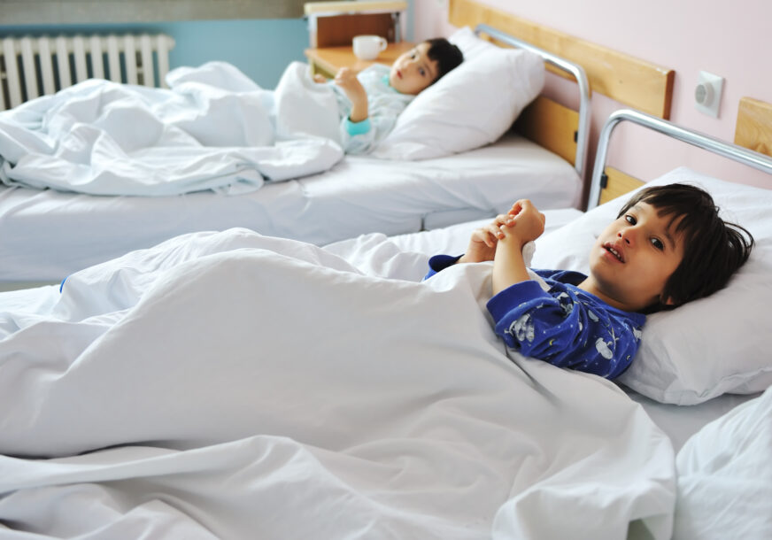 djeca leže u bolničkom krevetu