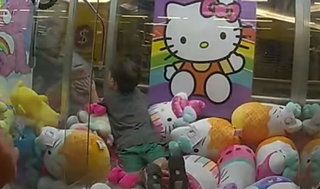 dječak se zaglavio u automatu za hvatanje igračka