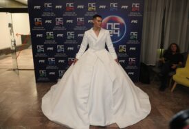 (VIDEO) "BANKROTIRAO SAM“ Filari na Beoviziji u haljini nalik vjenčanici teškoj 10 kilograma