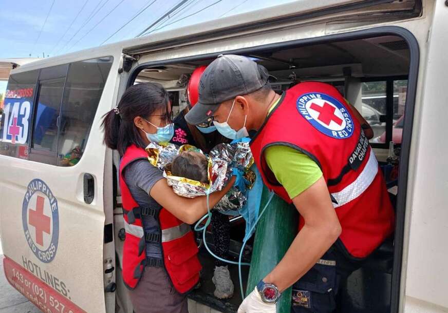 (FOTO) Potresne scene nakon klizišta na Filipinima: Djevojčica (3) spasena nakon što je 60 SATI BILA ZATRPANA pod zemljom