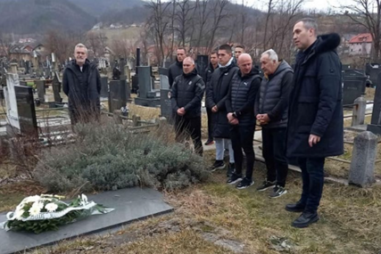 (FOTO) Sjećanje na legendu ne blijedi: Delegacija crno-bijelih posjetila grob "Partizanove bebe"