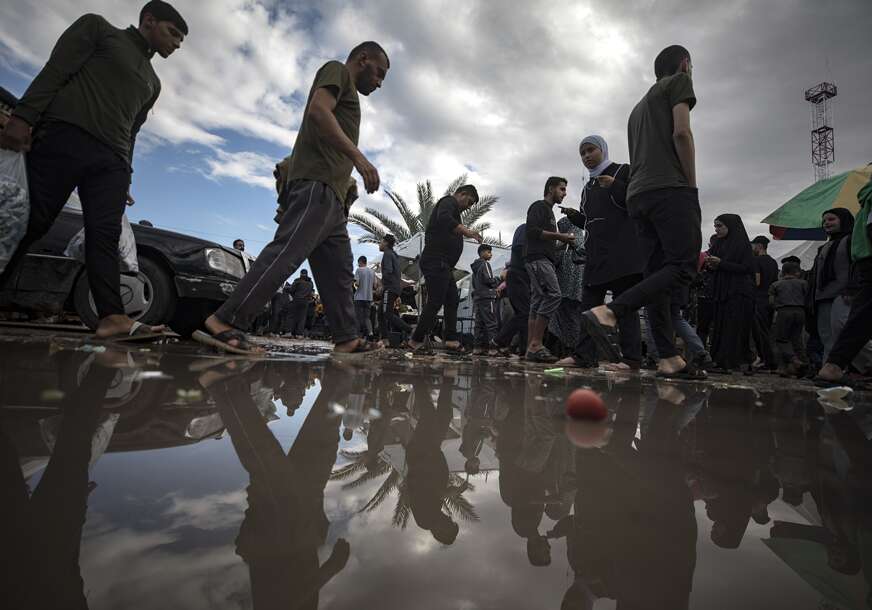 Muke ljudi u Gazi: Zbog nestašica pitke vode primorani da PIJU KIŠNICU IZ LOKVI
