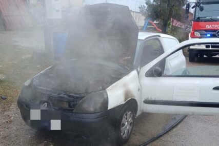 (FOTO) Izgorio "klio": Požar na automobilu u Banjaluci