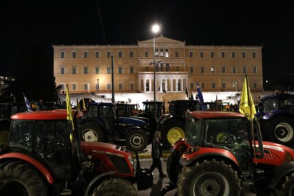 PROTESTI I U GRČKOJ Traktoristi proveli noć ispred zgrade Parlamenta u Atini