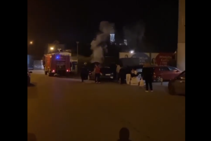 (VIDEO) "Cijela ulica je bila puna crnog gustog dima" Zapalio se automobil, VATROGASCI NA TERENU