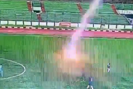 (UZNEMIRUJUĆI VIDEO) HOROR U INDONEZIJI Fudbalera ubio grom na terenu