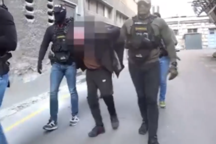 (VIDEO) "Pao je na zemlju sa rancem na leđima" Ovo je snimak hapšenja osumnjičenog za BRUTALNO UBISTVO Milana Šuše