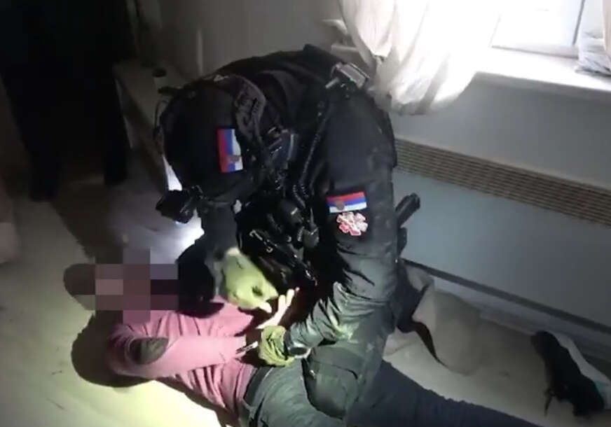 (VIDEO) Izboli dvojicu mladića, pa se iživljavali nad njima: Snimak hapšenja muškarca zbog POKUŠAJA UBISTVA, sa njim "pale" još dvije osobe