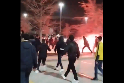 (VIDEO) HAOS U TURSKOJ Na parkingu se sukobili navijači Fenerbahčea i Bešiktaša