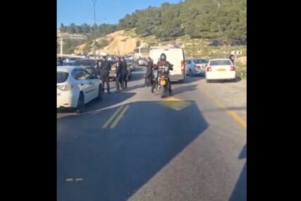 (VIDEO) HAOS U JERUSALIMU Napadači počeli da pucaju po automobilima u koloni, ima mrtvih