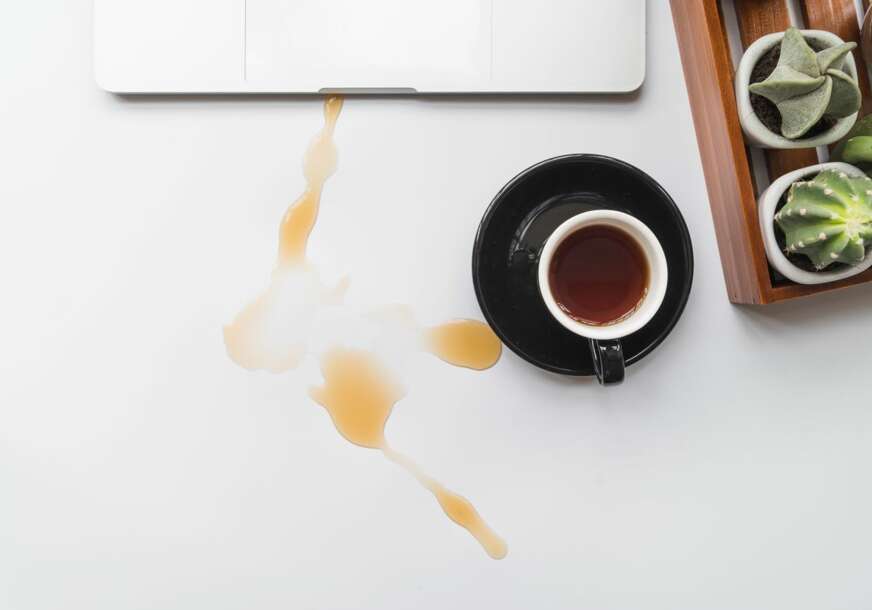 Kafa prolivena na stoljak