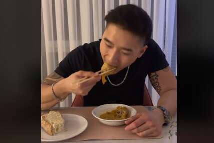 Kinez jede sarmu sa štapićima