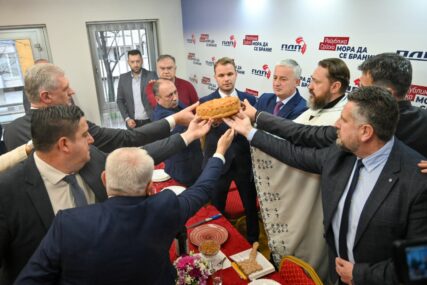 „Japiji“, kokodakanja i pare koje udaraju u glavu: Banjalučki PDP „gori“, Borenović se priprema za lokalne izbore, a ko gasi "požar"