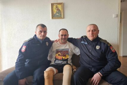 (FOTO) Policajci iz Broda pokazali VELIKO SRCE: Sugrađaninu dali novac za kupovinu ortopedskih pomagala