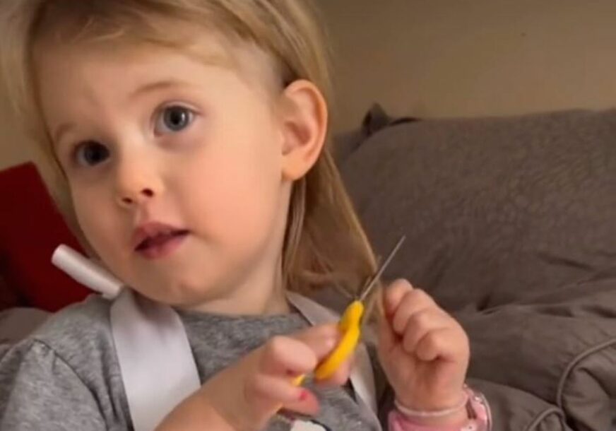(VIDEO) Dohvatila se makaza, pa POSTALA VIRALNA: Djevojčica odlučila da se sama ošiša, reakcija njene mame oduševila ljude