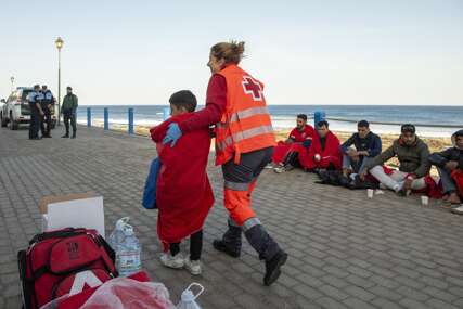 Migranti na obali nakon spasavanja