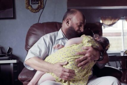 (VIDEO) SRCE DAO NEMOĆNIMA Čovjek koji je usvojio 80 bolesne djece umire od raka, a plaši ga šta će biti s mališanima