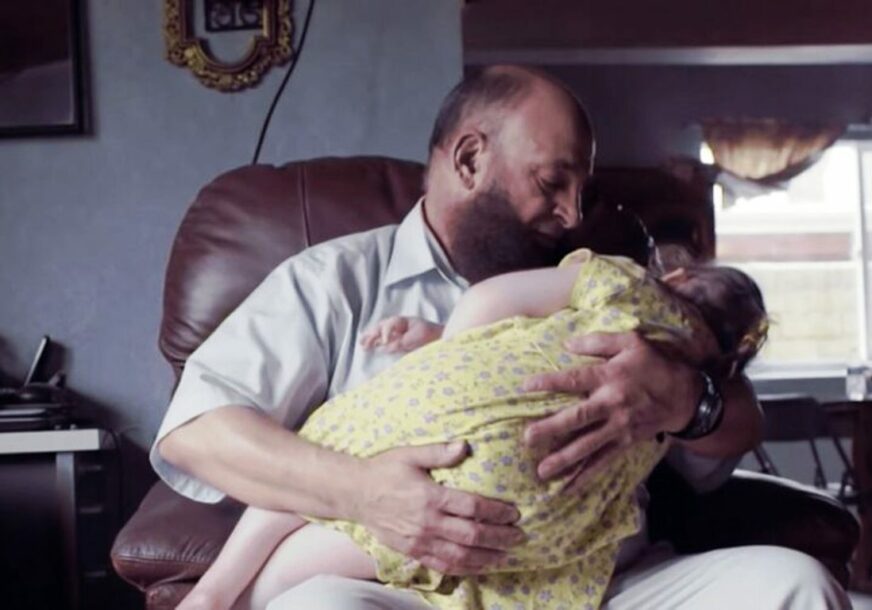 Mohamed Bzik drži djevojčicu