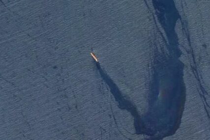 (VIDEO, FOTO) Amerika poslala zastrašujuće upozorenje: Raketiran brod u Crvenom moru, curi nafta i ostavlja trag dug 30 kilometara